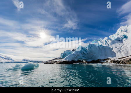 Monacobreen, Monaco Glacier, cercando in sun, sul lato nord-est dell'isola di Spitsbergen, Svalbard, Norvegia Foto Stock