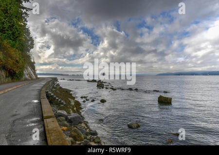 Vista del seawall lungo Stanley Park a Vancouver in Canada. Foto Stock