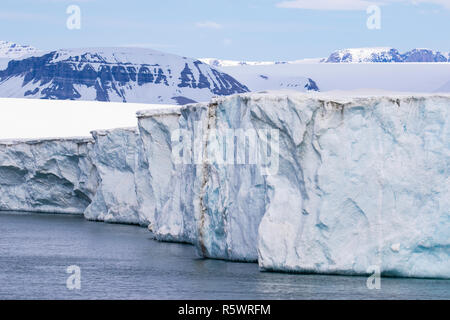 In prossimità del fronte del ghiacciaio a Negribreen, costa est di Spitsbergen, un'isola dell'arcipelago delle Svalbard, Norvegia Foto Stock