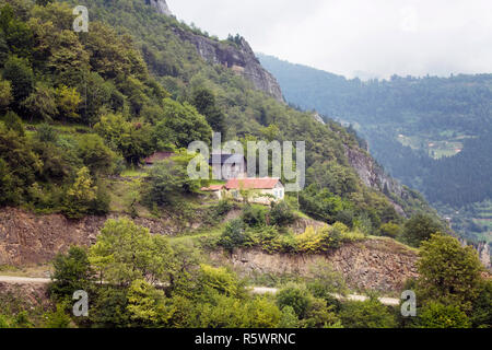 Vista di altopiano case, montagne, valli e foreste nella nebbia la creazione di natura bellissima scena. L'immagine è catturata a Trabzon/Rize area di nero Foto Stock
