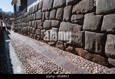 Cuzco, Perù - 30 Luglio 2011: Il più importante pietra nell'architettura Inca. Foto Stock