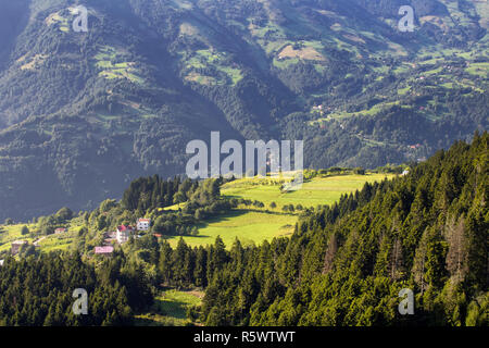 Vista di altopiano village, montagne, valli e foreste creazione di natura bellissima scena. L'immagine è catturata a Trabzon/Rize area del Mar Nero r Foto Stock
