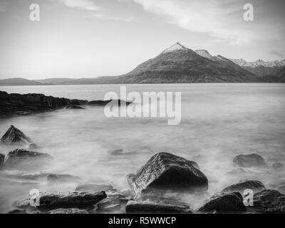 La famosa Baia rocciosa di Elgol sull'Isola di Skye in Scozia. Il Cuillins mountain in background. Fotografato al tramonto. Foto Stock