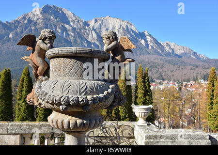 Palazzo Cantacuzino in Busteni mountain resort , Prahova , Romania. Scultura all'aperto nel giardino e Caraiman mountain in background. Foto Stock