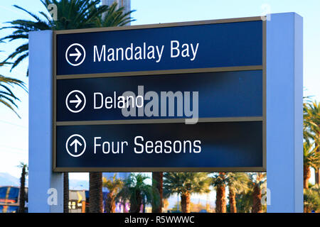 Strada segno poiting al Mandalay Bay, il Delano e Four Seasons Hotel sulla strip di Las Vegas, Nevada Foto Stock