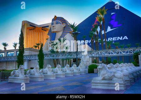 L'hotel Luxor e arena di Las Vegas, Nevada Foto Stock