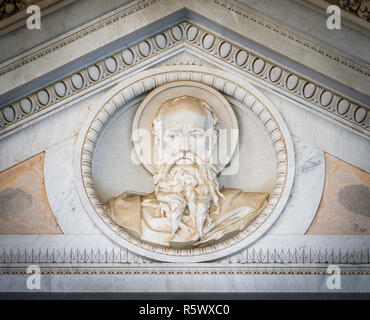 Bassorilievo di San Paolo testa oltre la porta principale della Basilica di San Paolo fuori le mura. Roma, Italia. Foto Stock