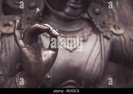 Dettaglio della statua di Buddha con Karana mudra la posizione della mano Foto Stock