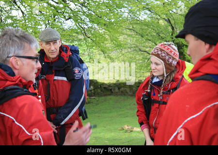 Dartmoor Mountain Rescue che forniscono operazioni di ricerca e salvataggio copertura a dieci tori evento su Dartmoor Foto Stock