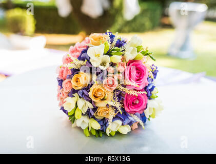 Un mazzo di nozze con una varietà di fiori e un sacco di colori.Wedding bouquet di spose in tabella Foto Stock