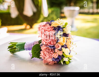 Un mazzo di nozze con una varietà di fiori e un sacco di colori.Wedding bouquet di spose in tabella Foto Stock