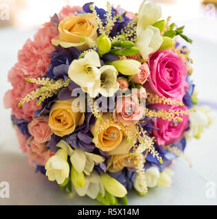 Un mazzo di nozze con una varietà di fiori e un sacco di colori.Wedding bouquet di spose. Foto Stock