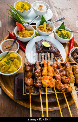 In stile balinese tradizionale cibo di mare con satay e curry di Bali, Indonesia Foto Stock