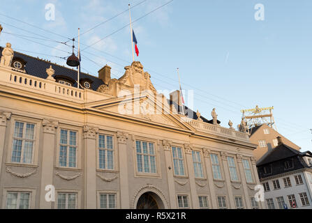 La sede dell' ambasciata di Francia a Copenaghen dopo il novembre 2015 tiri con bandiera sul semi-personale Foto Stock