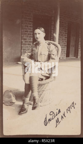 Vintage fotografia di un esercito britannico soldato in India nel 1919. Un Caporale che indossa un tropicale kaki uniforme. Foto Stock