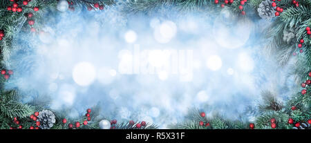 Natale rami di abete e sfondo bokeh di fondo Foto Stock