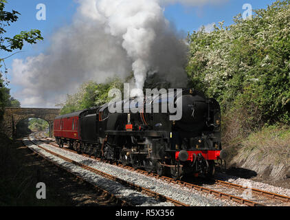 35018 India britannica la linea in nero sottostrato capi lontano da Carnforth in esecuzione con Bodmin targhette su durante una corsa di prova per Hellifield il 18.5.17. Foto Stock