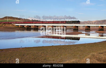 46115 Scots Guardsman capi su Eskmeals viadotto sulla 25.3.17 su la costa del Cumbria linea. Foto Stock