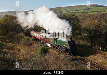 A4 60009 Unione Sudafricana capi passato Ewood ponte sulla East Lancs ferrovia. Foto Stock