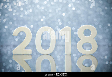 Argento 2018 numeri di legno riflessione sul vetro Foto Stock