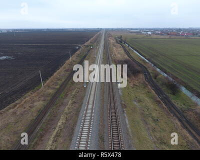 Tracciato ferroviario. Vista superiore sulle rotaie. Le linee elettriche ad alta tensione per i treni elettrici Foto Stock