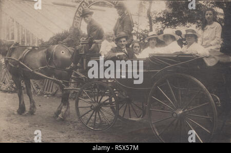 * Vintage Cartolina fotografica di persone su una Gita sociale che viaggiano in un cavallo carrello trainato Foto Stock