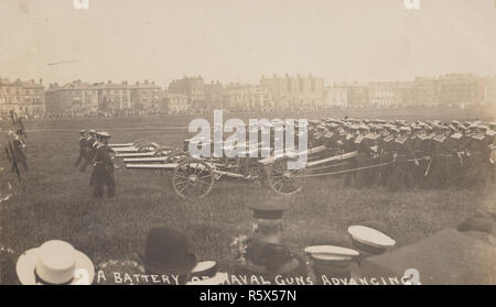 * Vintage Cartolina fotografica che mostra una batteria della British Royal Naval Guns avanzante su Southsea Common, Portsmouth, Hampshire nel 1918. Foto Stock