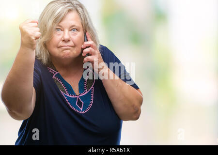 Senior plus dimensione donna caucasica parlando al telefono su sfondo isolato infastiditi e frustrato grida con rabbia, crazy e urla con il rais Foto Stock