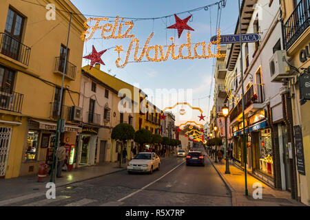 RONDA, Spagna - 13 dicembre 2017: Natale (Feliz Navidad) iscrizione e le decorazioni di Natale sulla Calle Virgen de la Paz street nel centro Foto Stock