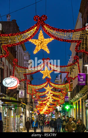 RONDA, Spagna - 13 dicembre 2017: Natale decorazioni sulla Carrera Espinel street nel centro di Ronda citta vecchia, provincia di Malaga, Andalusia, Spagna Foto Stock