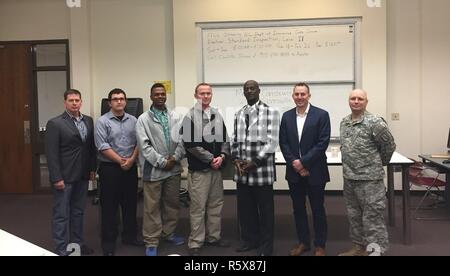 North Carolina guardie nazionali, (seconda a sinistra al centro) Pvt. Anthony Connors, PFC. Kyle Turner, Staff Sgt. Jamie Huffstetler, Chief garantisce 2 Eric Hill si è laureato dalla distribuzione gas Foreman veterano del programma di formazione, un'iniziativa della Carolina del Nord la Guardia Nazionale di Istruzione e Occupazione Centro NCNG (CEE). I laureati di stand con InfraSource Coordinatore del training Kermit marrone (estrema sinistra), InfraSource reclutamento militare Direttore Josh Bieler (secondo da destra), NCNG CEE Competenze Professionali Program Manager personale Sgt. Robert Benson (estrema destra) Venerdì, Marzo 19, 2017 a Fayetteville Techn Foto Stock