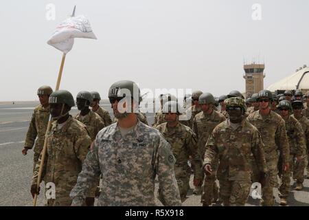 Air Assault candidati, guidato da U.S. Army Sgt. 1. Classe Renato Defreitas, istruttore di base corso leader, marzo verso un rally point dopo aver completato con successo la loro rappel da un UH-60 Black Hawk elicottero Aprile 13, 2017, a Camp Buehring in Kuwait. La Air Assault Course consente di personale militare degli STATI UNITI NEGLI STATI UNITI Esercito area centrale delle operazioni l'opportunità unica di diventare air assault qualificati, mentre distribuito al di fuori di Stati Uniti continentali. Foto Stock