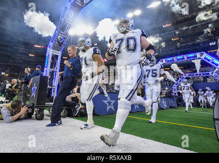 Novembre 29, 2018: Dallas Cowboys guardia offensiva Zack Martin #70, Dallas Cowboys offensivo affrontare la el Collins #71 e Dallas Cowboys head coach Jason Garrett entrano in campo durante le presentazioni pregame prima di un giovedì notte Football NFL Game tra New Orleans Saints e Dallas Cowboys di AT&T Stadium di Arlington, TX Dallas sconfitto New Orleans 13-10 Albert Pena/CSM Foto Stock