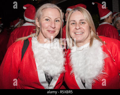 Cork, Irlanda. 02Dicembre, 2018. Barbra McDonagh e Karyn Allen che hanno preso parte alla Santa ciclo per raccogliere fondi per il sostegno sanitario gruppo dritto che fornisce la chirurgia, supporto e apparecchiature medicali per bambini con condizioni ortopedico a Cork in Irlanda. Credito: David Creedon/Alamy Live News Foto Stock