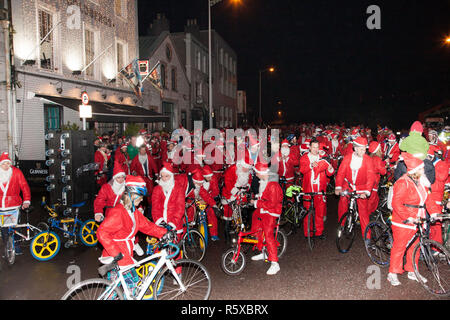 Cork, Irlanda. 02Dicembre, 2018. Alcuni dei 400 Santa sempre pronto a prendere parte alla Santa ciclo per raccogliere fondi per il sostegno sanitario gruppo dritto che fornisce la chirurgia, supporto e apparecchiature medicali per bambini con condizioni ortopedico a Cork in Irlanda. Credito: David Creedon/Alamy Live News Foto Stock