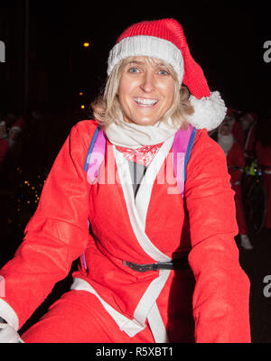 Cork, Irlanda. 02dicembre 2018. Lorraine Walsh che hanno preso parte alla Santa ciclo per raccogliere fondi per il sostegno sanitario gruppo dritto che fornisce la chirurgia, supporto e apparecchiature medicali per bambini con condizioni ortopedico a Cork in Irlanda. Credito: David Creedon/Alamy Live News Foto Stock