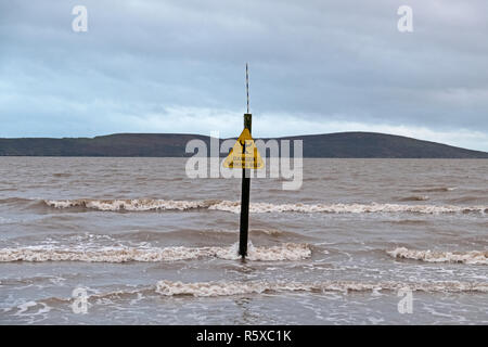 Weston-super-Mare, Regno Unito. 2 dicembre, 2018. Regno Unito meteo: un insolitamente mite giorno per l'inizio dell'inverno, con docce e un sud-ponentino. Keith Ramsey/Alamy Live News Foto Stock