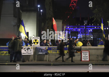 Londra, Regno Unito. 30 Novembre, 2018. I cartelli sono visibili sulla strada durante la protesta.ucraini protesta contro Putin e la Russia nel centro di Londra, Regno Unito come la recente escalation della tensione politica e militare tra i paesi per il timore di una guerra di sollevamento. Credito: Nicolas Economou SOPA/images/ZUMA filo/Alamy Live News Foto Stock