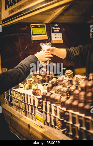 Salisbury, Wiltshire, Regno Unito. 2° dic 2018. Scene da Salisbury mercatino di Natale, Wiltshire, Inghilterra. Credito: Mark Clemas Fotografia/Alamy Live News Foto Stock