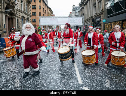 2 dicembre 2018 - Santa e batteristi Katumba alla quindicesima Liverpool Santa Dash in cui oltre 8.000 'Santas'' gara intorno alla città in aiuto della carità Credito: Andy Von Pip/ZUMA filo/Alamy Live News Foto Stock