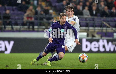 Bruxelles, Belgio - 02 dicembre : Yari Verschaeren e Sander Berge lotta per la palla durante la Jupiler Pro League Match Day 17 tra RSC Anderlecht e KRC Genk sul dicembre 02, 2018 Bruxelles in Belgio. (Foto di Vincent Van Doornick/Isosport) Foto Stock