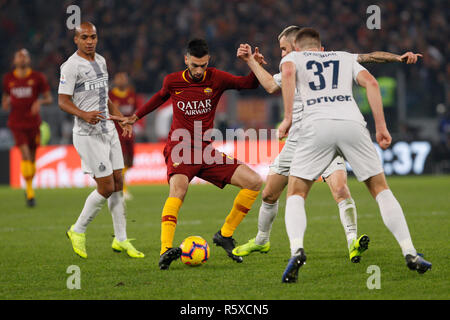 Roma, Italia. 2° dic, 2018. Roma Javier Pastore, la seconda da sinistra è contestata da dell'Inter in Joao Mario, sinistra, Marcelo Brozovic, secondo da destra e Milano Skriniar durante la serie di una partita di calcio tra Roma e Inter allo Stadio Olimpico. Credito: immagini di aggiornamento/ Alamy Live News Foto Stock