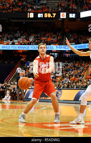 Syracuse, NY, STATI UNITI D'AMERICA. 1 dicembre, 2018. Cornell avanti Josh Warren durante la seconda metà del gioco come il Syracuse Orange ha sconfitto il Cornell Big Red 63-55 al Carrier Dome in Syracuse, New York. Foto di Alan Schwartz/Cal Sport Media/Alamy Live News Foto Stock