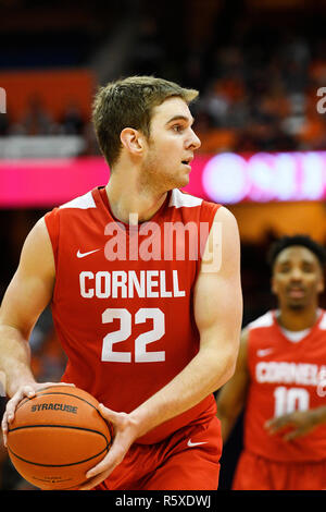 Syracuse, NY, STATI UNITI D'AMERICA. 1 dicembre, 2018. Cornell avanti Josh Warren (22) durante la seconda metà del gioco come il Syracuse Orange ha sconfitto il Cornell Big Red 63-55 al Carrier Dome in Syracuse, New York. Foto di Alan Schwartz/Cal Sport Media/Alamy Live News Foto Stock