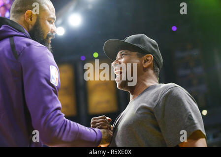 Los Angeles, California, USA. 2° dic, 2018. Attore Denzel Washington incontra Lakers Tyson Chandler durante una partita di basket tra i Los Angeles Lakers e i Phoenix Suns a Staples Center su dicembre 02, 2018 a Los Angeles. Credito: Ringo Chiu/ZUMA filo/Alamy Live News Foto Stock