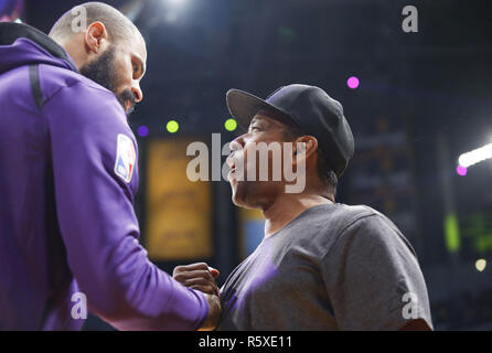 Los Angeles, California, USA. 2° dic, 2018. Attore Denzel Washington incontra Lakers Tyson Chandler durante una partita di basket tra i Los Angeles Lakers e i Phoenix Suns a Staples Center su dicembre 02, 2018 a Los Angeles. Credito: Ringo Chiu/ZUMA filo/Alamy Live News Foto Stock