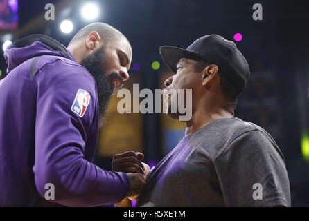 Los Angeles, California, USA. 2° dic, 2018. Attore Denzel Washington incontra Lakers Tyson Chandler durante una partita di basket tra i Los Angeles Lakers e i Phoenix Suns a Staples Center su dicembre 02, 2018 a Los Angeles. Credito: Ringo Chiu/ZUMA filo/Alamy Live News Foto Stock