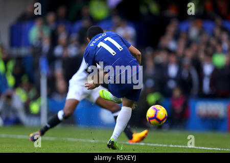 Londra, Regno Unito. 02Dec, 2018. Pedro di Chelsea punteggi obiettivo di apertura, mettendo Chelsea 1-0 avanti - Chelsea v Fulham, Premier League, Stamford Bridge, Londra - il 2 dicembre 2018 solo uso editoriale - DataCo restrizioni si applicano Credito: Giornata immagini limitata/Alamy Live News Foto Stock