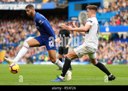 Londra, Regno Unito. 02Dec, 2018. Ruben Loftus-Cheek del Chelsea batte Tom Cairney di Fulham - Chelsea v Fulham, Premier League, Stamford Bridge, Londra - il 2 dicembre 2018 solo uso editoriale - DataCo restrizioni si applicano Credito: Giornata immagini limitata/Alamy Live News Foto Stock