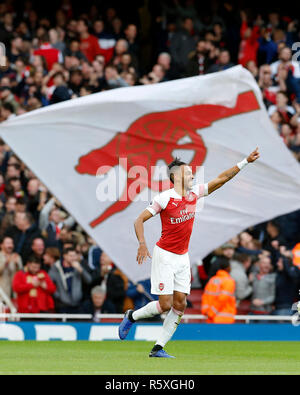 Londra, Regno Unito. 2° dic, 2018. Dell'Arsenal Aubameyang Pierre-Emerick celebra il punteggio del primo obiettivo durante la Premier League inglese match tra di Arsenal e Tottenham Hotspur presso l'Emirates Stadium di Londra, Gran Bretagna il 2 dicembre, 2018. Arsenal vince 4-2. Credito: Matteo Impey/Xinhua/Alamy Live News Foto Stock